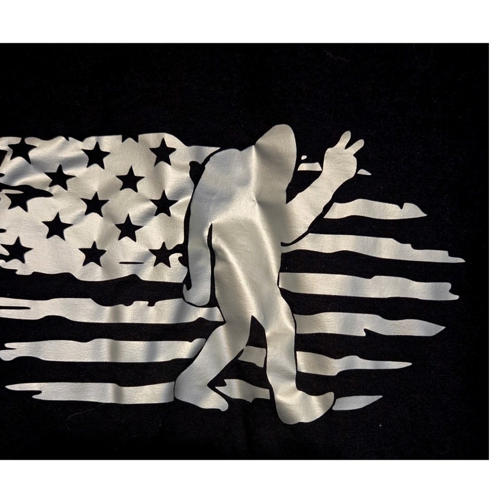 Gildan Bigfoot American Flag T-Shirt Mens XL Black Silver Graphic Sasquatch Tee